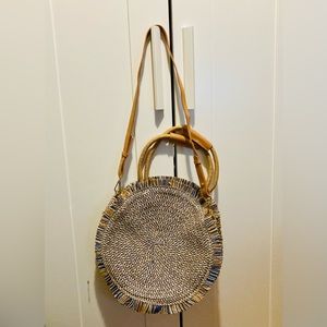 Round shoulder bag